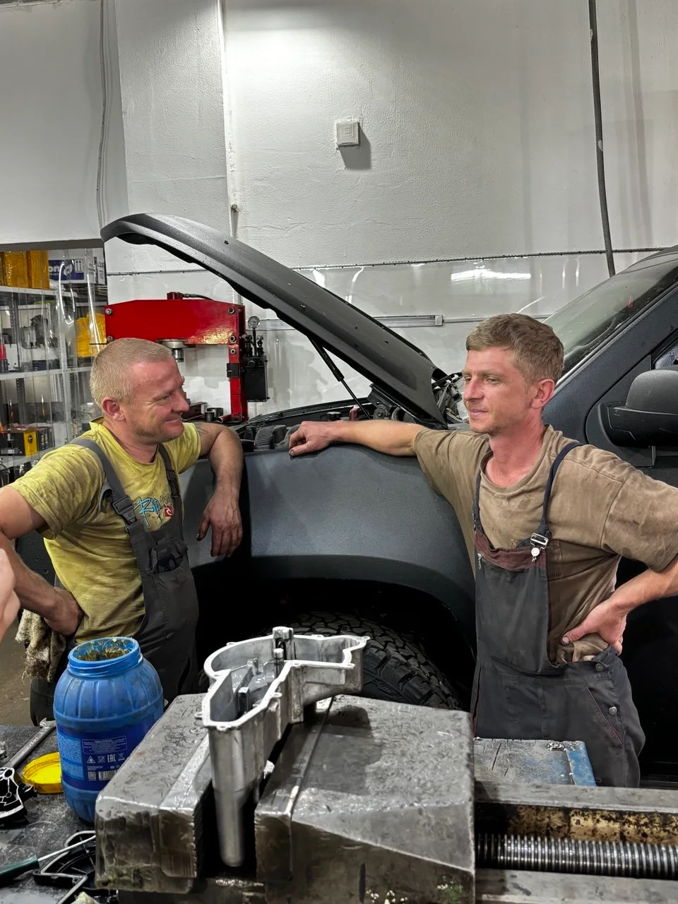 Мастера USA Garage за работой — ремонт авто в Алматы